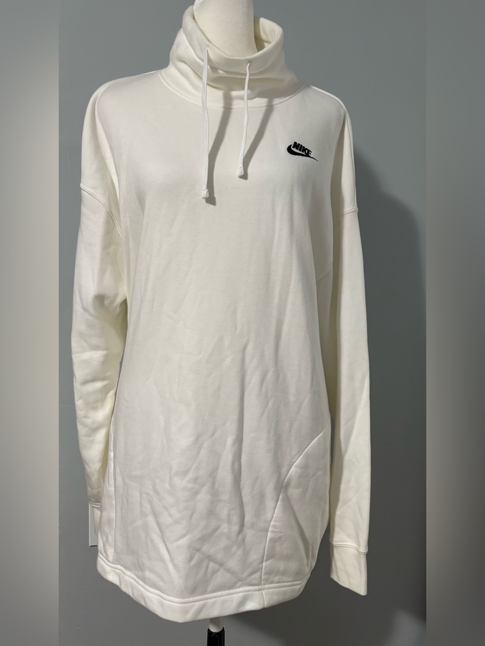 Nike Women's Sportswear Club
Fleece Oversized Mock-Neck Sweatshirt Size M